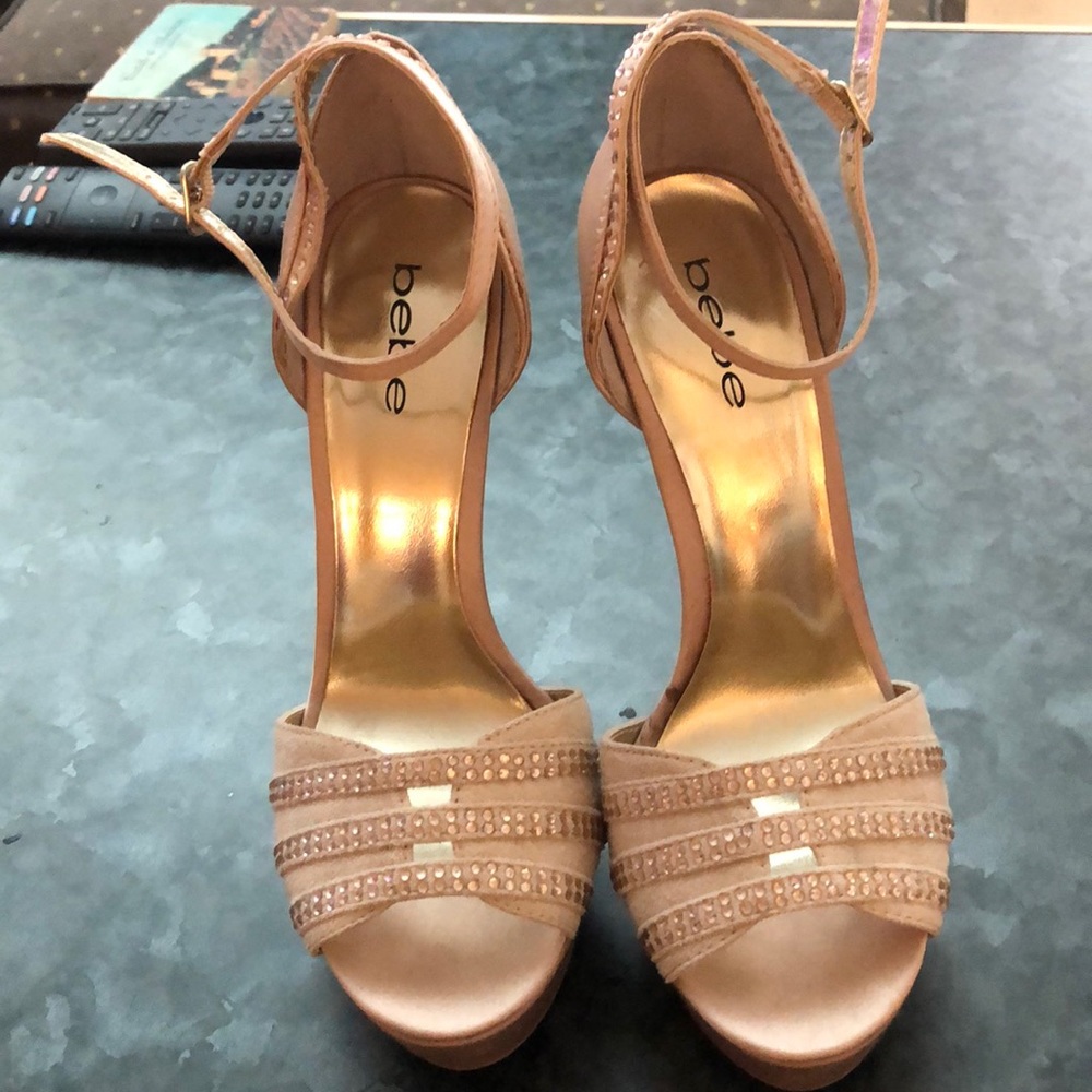 💥✨bebe BRAND NEW tan rhinestone stilettos.